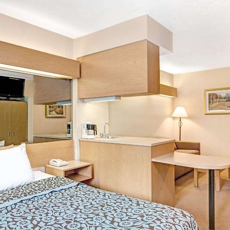 Days Inn By Wyndham Sturbridge Exterior foto
